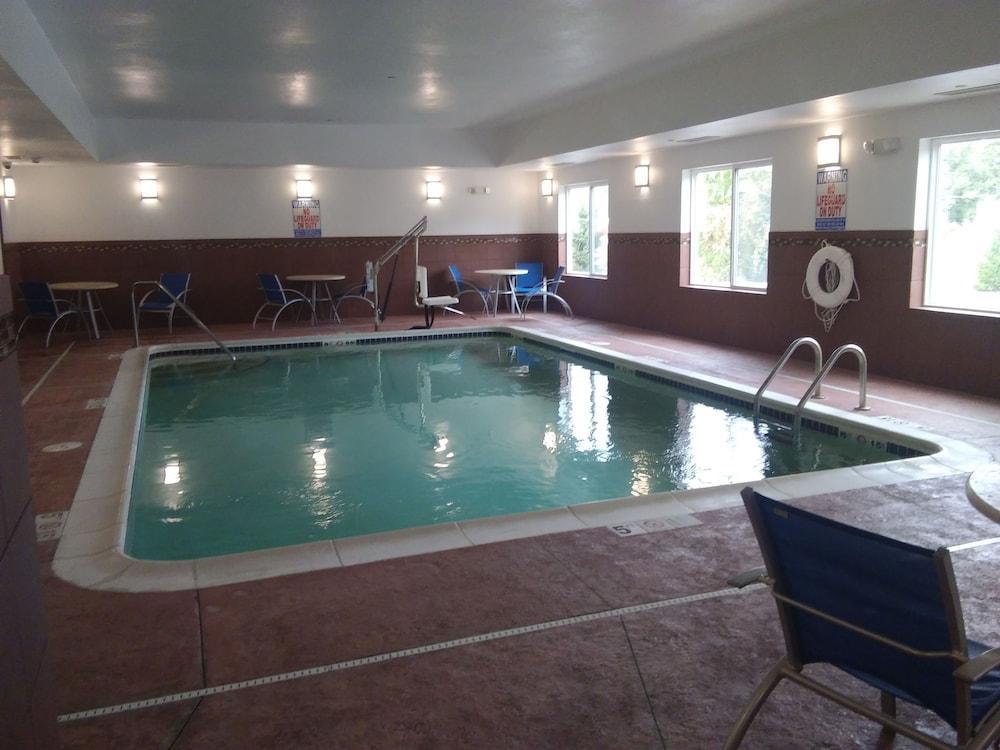 Holiday Inn Express Belle Vernon Exteriör bild